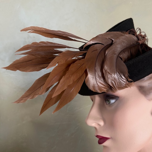 SENSATIONAL 1940s\' BROWN FELT TILT HAT WITH RUST FEATHER SPRAY AND HEAVY VEIL main image 15